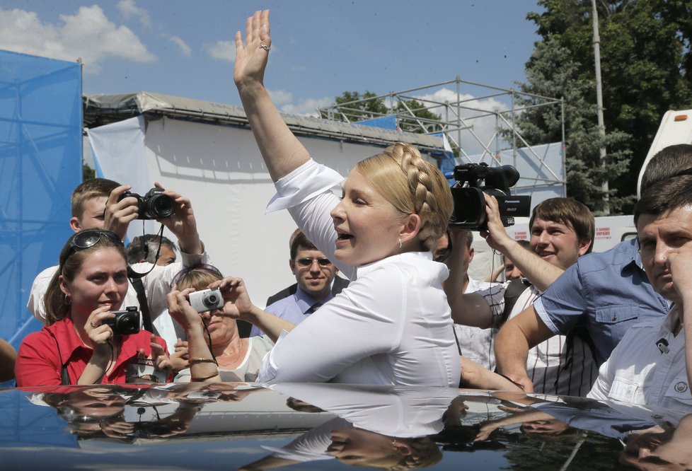 Kandidátka na ukrajinskou prezidentku Julija Tymošenková zdraví voliče