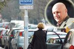 Asistentka exministra Julínka parkuje na místě pro invalidu s průkazkou po jeho mrtvém otci!