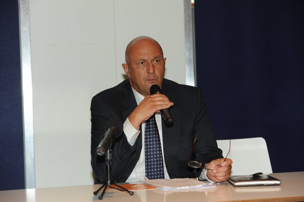 Bývalého ministra zdravotnictví Tomáše Julínka obvinila policie z korupce.