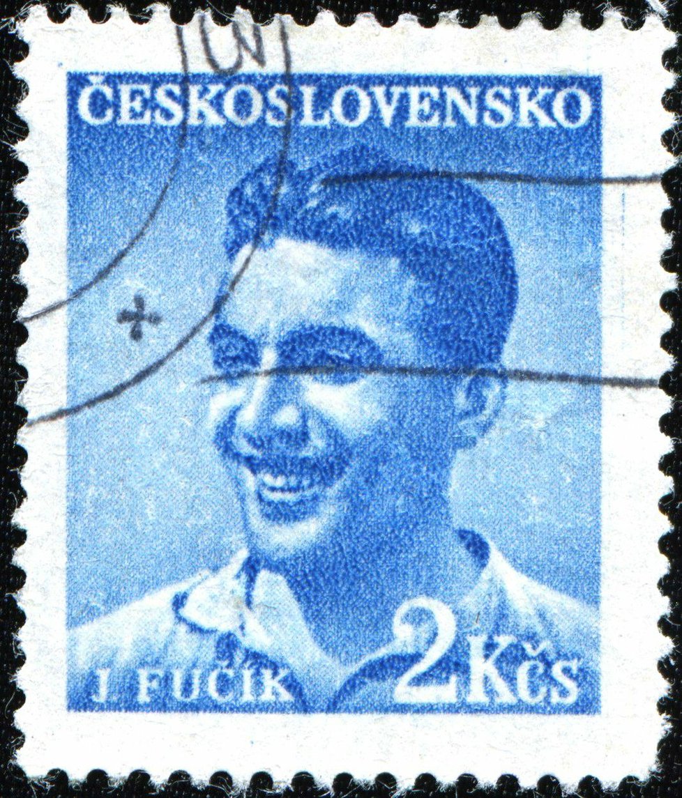 Orazítkovaná poštovní známka s Fučíkovým portrétem z roku 1950.