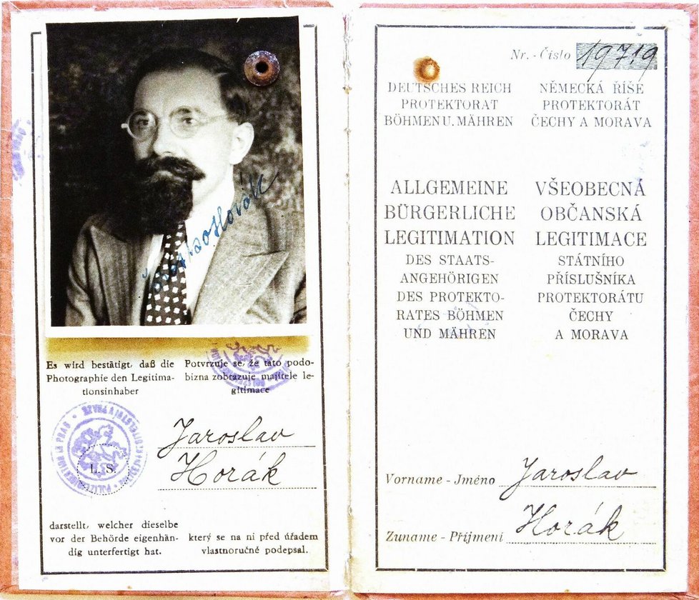 Padělaná legitimace Julia Fučíka alias profesora Jaroslava Horáka z roku 1942.