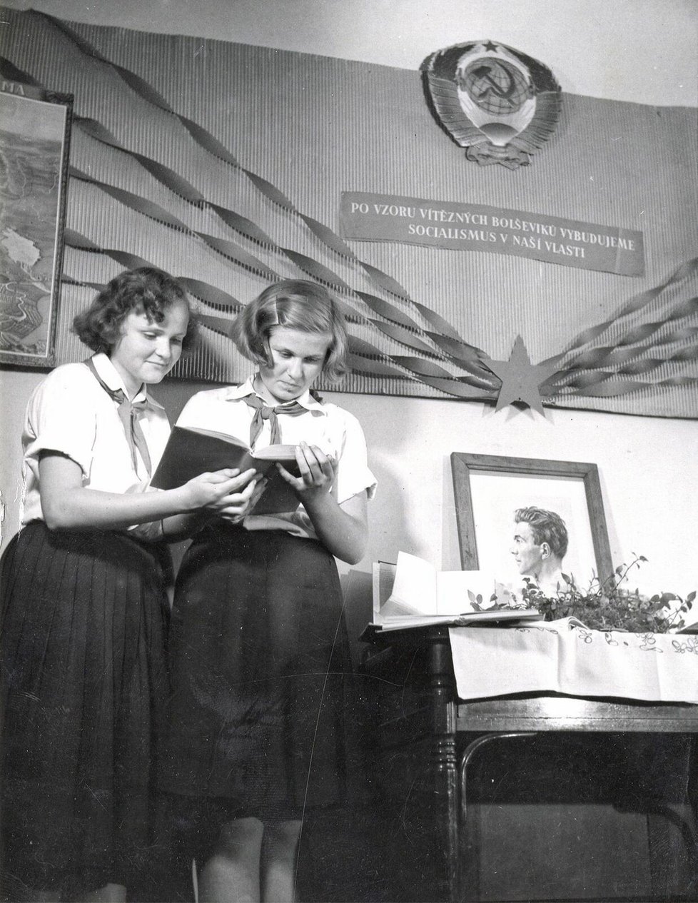 Pionýrky roku 1951 horlivou četbou stranické literatury soutěží o Fučíkovy odznaky.