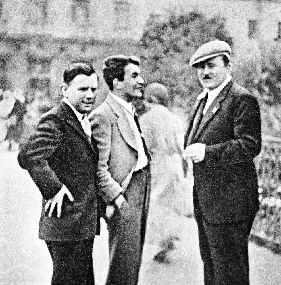 Novinář Julius Fučík, herec Jan Werich (vpravo) a Hudební skladatel Jaroslav Ježek v Moskvě roku 1935.