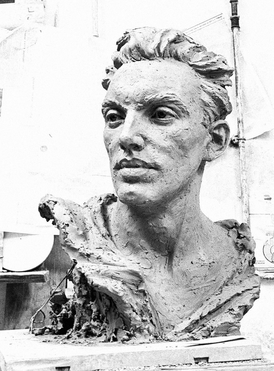 Fučíkova busta od sochaře Arama Airiyeva z roku 1958.