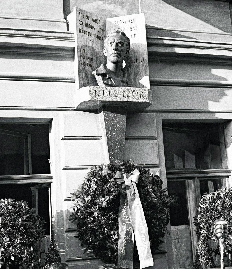 Snímek z 15.9. 1948 zachycuje slavností odhalení pamětní desky na Fučíkově rodném domě na adrese Duškova 20.