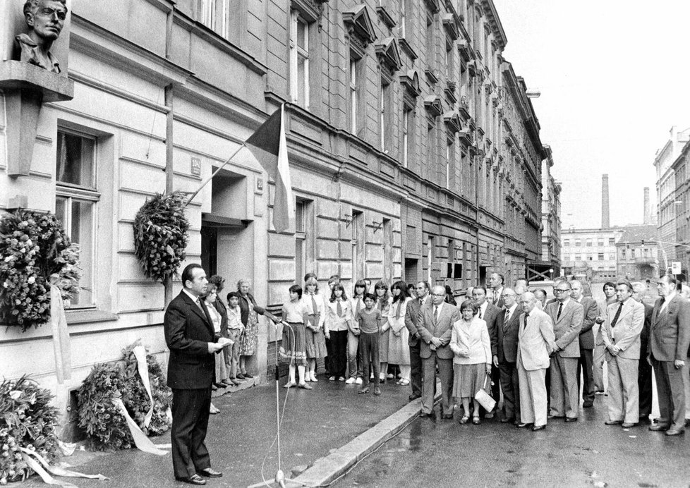 Pietní shromáždění u rodného domu Julia Fučíka v Duškově ulici roku 1982.
