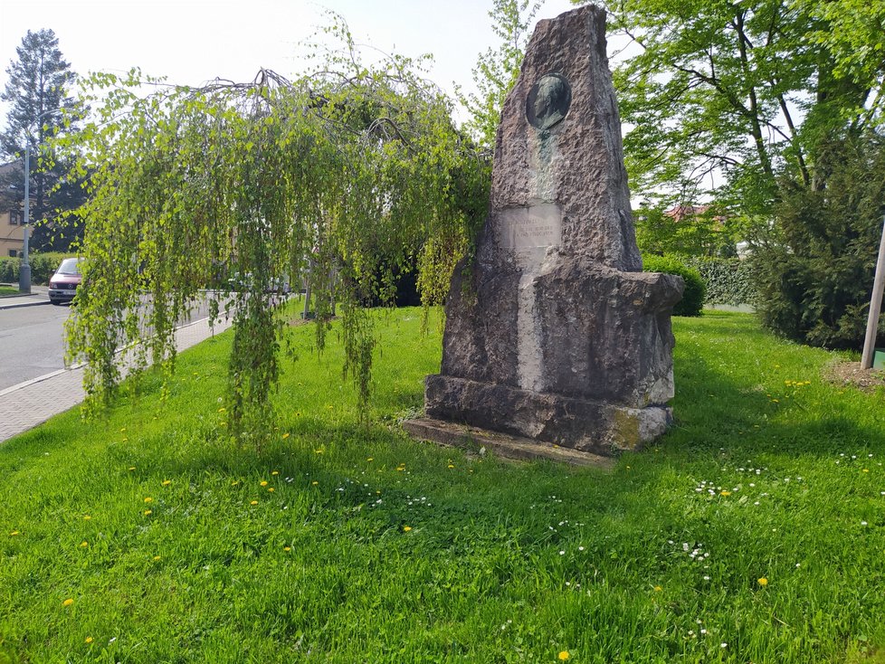 V Radotíně se dodnes na zeleném plácku při křížení ulic Ježdíkova a Václava Balého nachází pomník Juliu Fučíkovi.