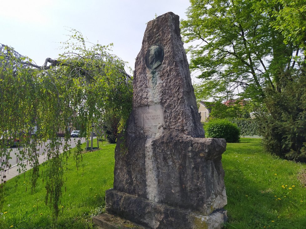 V Radotíně se dodnes na zeleném plácku při křížení ulic Ježdíkova a Václava Balého nachází pomník Juliu Fučíkovi.