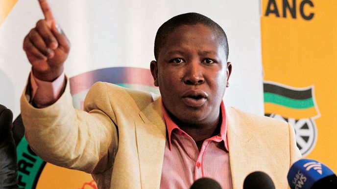 Julius Malema, lídr mladé ANC, zpívá Zabijte Búra