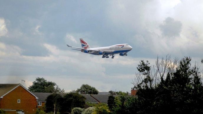 Jumbo přistává na Heathrow