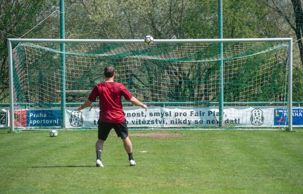 Slávista Luděk Zelenka a sparťan Tomáš Jun, dva bývalí ligový šutéři, si to rozdali v trefování břevínek...