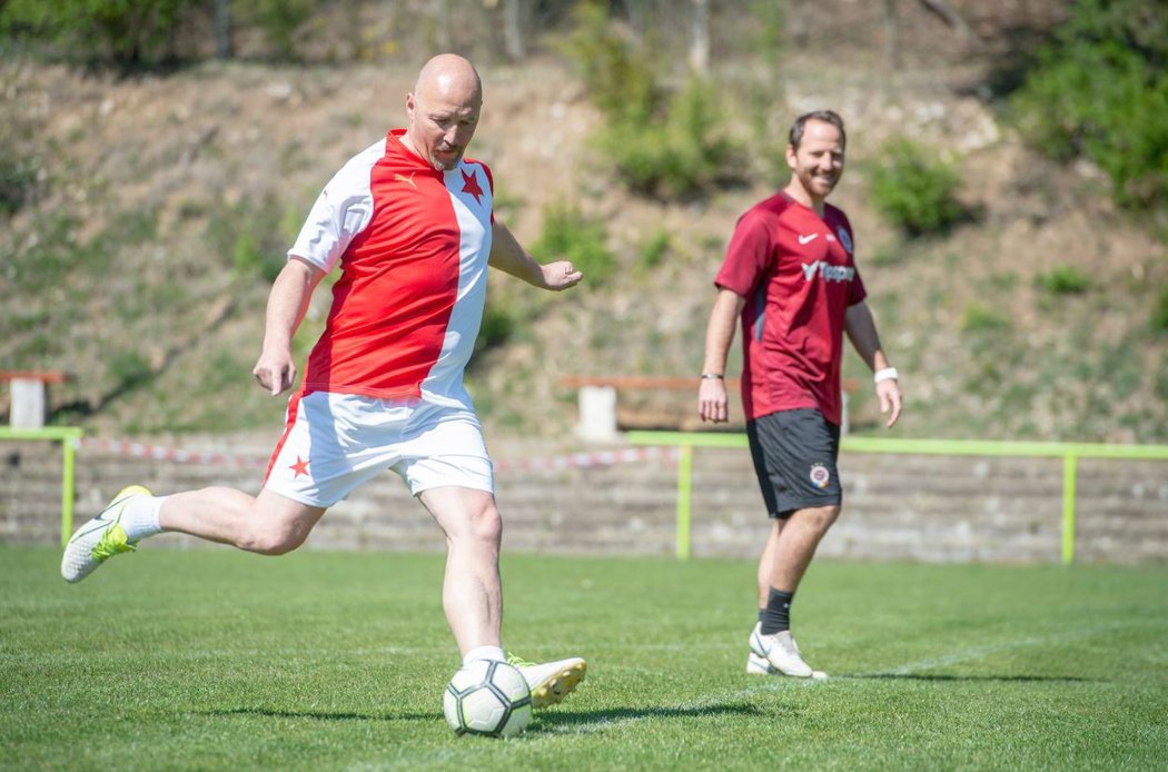 Fotbalový expert České televize Luděk Zelenka si zase zavařil. Během utkání Kolín nad Rýnem - Slovácko nevhodně komentoval barvu pleti dvou kolínských fanynek