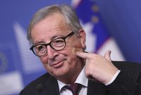 „Krvavý“ brexit: Juncker se pořezal při holení. Za zranění nemůže Mayová, vtipkoval