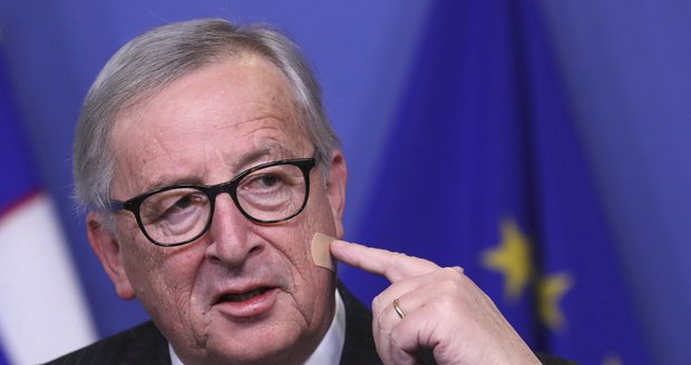 Juncker musel na operaci žlučníku. Zapití prášků alkoholem mluvčí odmítla