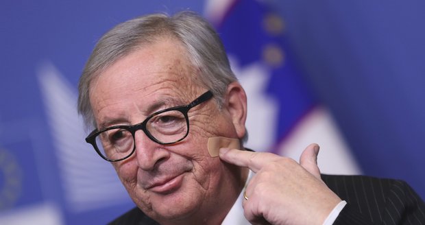 „Krvavý“ brexit: Juncker se pořezal při holení. Za zranění nemůže Mayová, vtipkoval