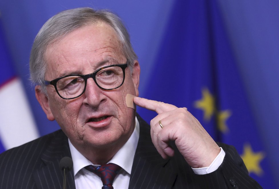 Šéf Evropské komise Jean-Claude Juncker jednal s Mayovou o brexitu. A upozornil na to, že se pořezal při holení.