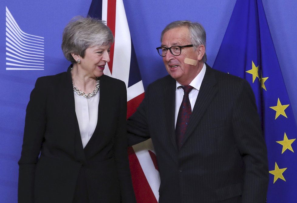 Šéf Evropské komise Jean-Claude Juncker a dnes již bývalá britská premiérka Theresa Mayová