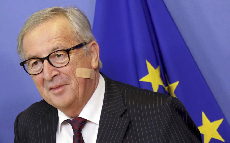 Šéf Evropské komise Jean-Claude Juncker jednal s Mayovou o brexitu. A upozornil na to, že se pořezal při holení