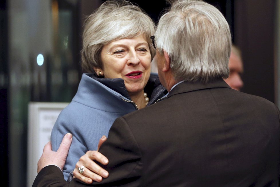 Šéf Evropské komise Jean-Claude Juncker a dnes již bývalá britská premiérka Theresa Mayová