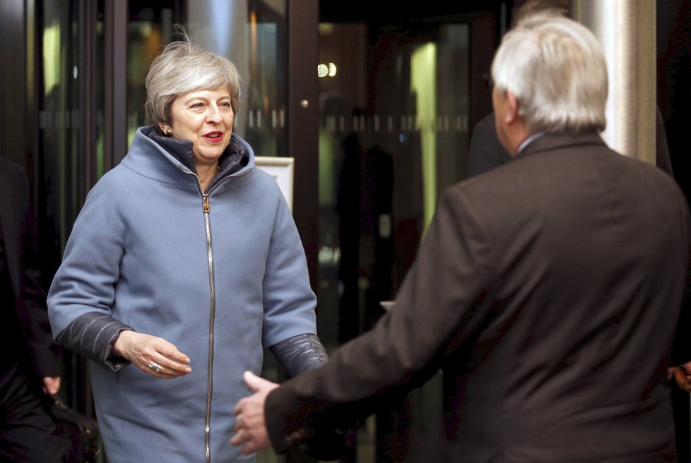Theresa Mayová dorazila do Štrasburku na jednání se šéfem Evropské komise Junckerem.