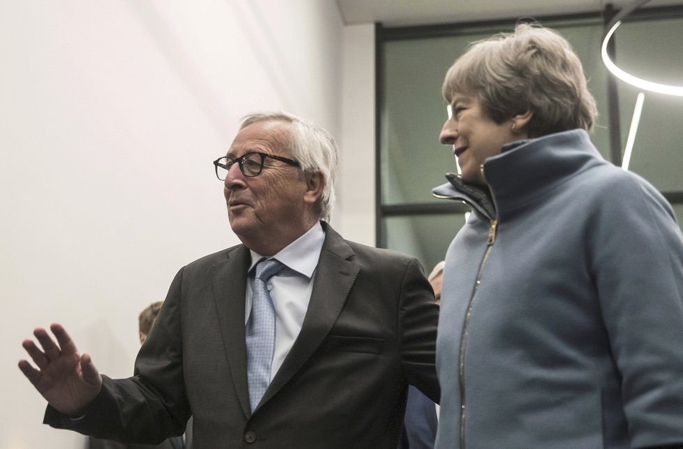 Šéf Evropské komise Jean-Claude Juncker a dnes již bývalá britská premiérka Theresa Mayová