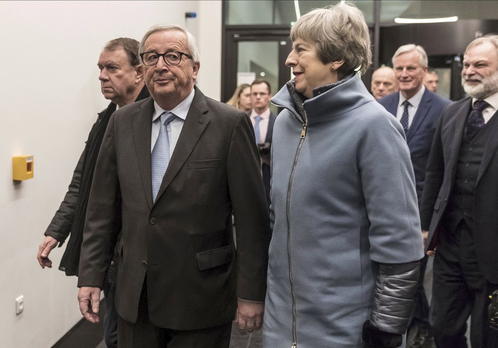 Theresa Mayová dorazila do Štrasburku na jednání se šéfem Evropské komise Junckerem.