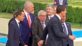 Šéf komise Jean-Claude Juncker nebyl na summitu NATO ve formě. (11.7.2018)