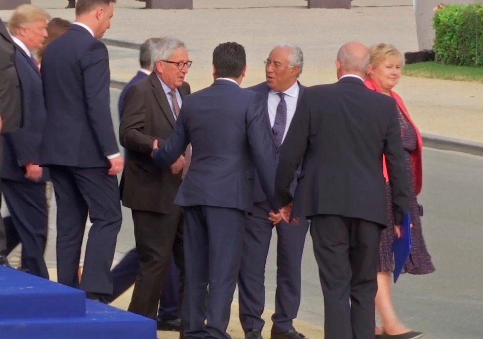 Šéf komise Jean-Claude Juncker nebyl na summitu NATO ve formě. (11.7.2018)