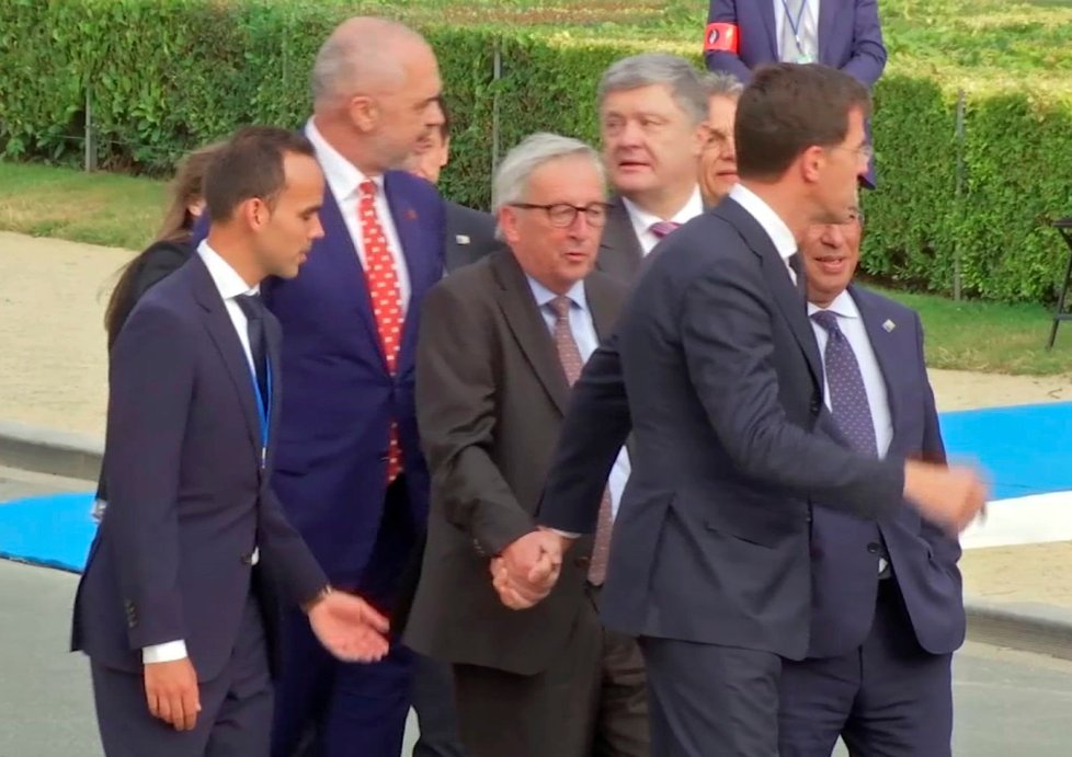 Šéf komise Jean-Claude Juncker nebyl na summitu NATO ve formě. (11.7.2018)