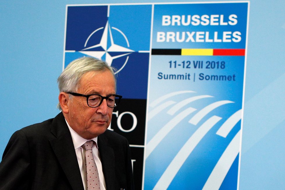 Šéf komise Jean-Claude Juncker nebyl na summitu NATO ve formě. (11.7.2018)