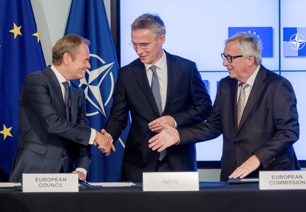 Šéf komise Jean-Claude Juncker nebyl na summitu NATO ve formě. (11.7.2018)