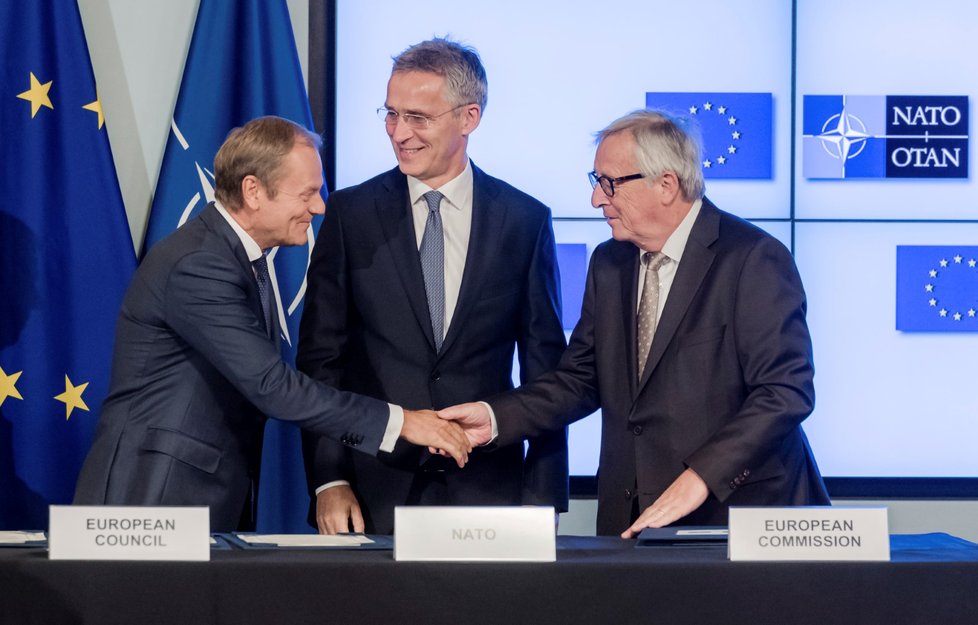 Šéf komise Jean-Claude Juncker nebyl na summitu NATO ve formě. (11.7.2018)