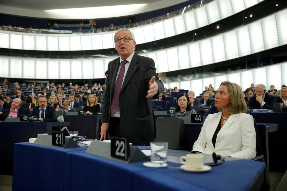 Jean-Claude Juncker, předseda Evropské komise, diskutoval s Macronem o budoucnosti EU. (17.4.2018)