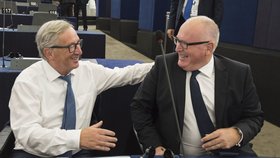 Předseda Evropské komise Jean-Claude Juncker (vlevo) vítá svého místopředsedu Franse Timmelmanse (vpravo).