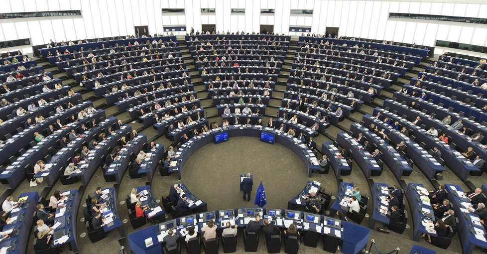 Roaming by měl být v EU zdarma. Ale mobilní operátoři se snaží o opak. Rozhoduje o tom i europarlament.