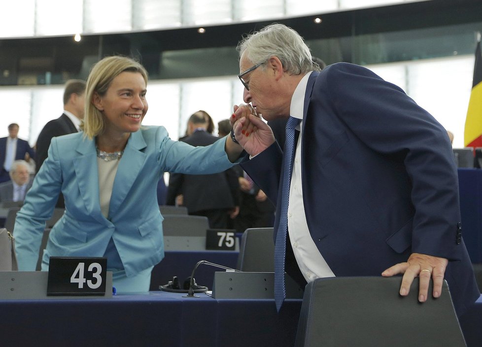 Předseda Evropské komise Jean-Claude Juncker se vítá se šéfkou evropské diplomacie Federicou Mogherini.