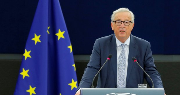 Co s migranty? Šéf Komise Juncker si na „grilovačce“ u poslanců rýpl do Česka