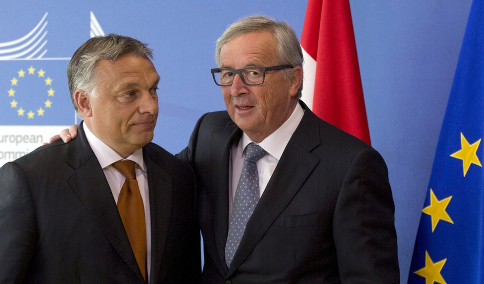Šéf Evropské komise Jean-Claude Juncker (nalevo) s maďarským premiérem Viktorem Orbánem