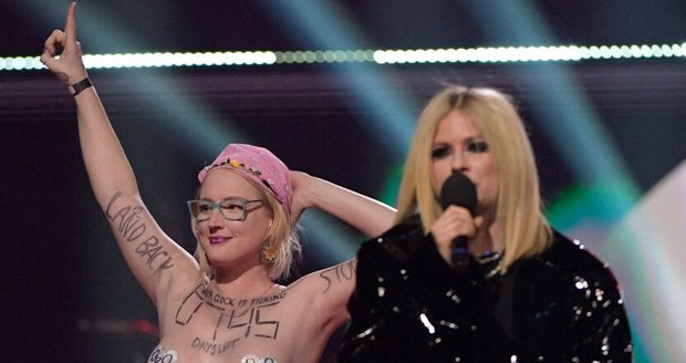 Během vystoupení Avril Lavigneové na cenách JUNO Awards vtrhla na pódium nahá aktivistka.