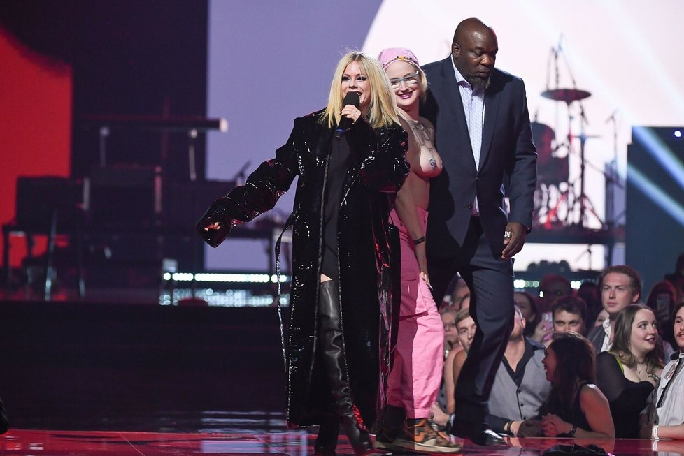 Během vystoupení Avril Lavigne na cenách JUNO Awards vtrhla na pódium nahá aktivistka.