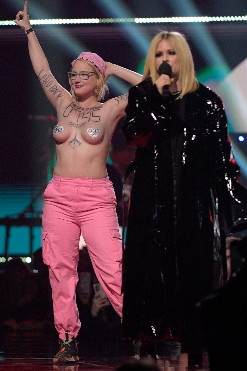 Během vystoupení Avril Lavigne na cenách JUNO Awards vtrhla na pódium nahá aktivistka.