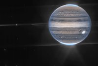 Zuřící bouře, vzdálené galaxie i polární záře: Webbův teleskop slaví úspěch s Jupiterem