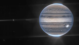 Zuřící bouře, vzdálené galaxie i polární záře: Webbův teleskop slaví úspěch s Jupiterem