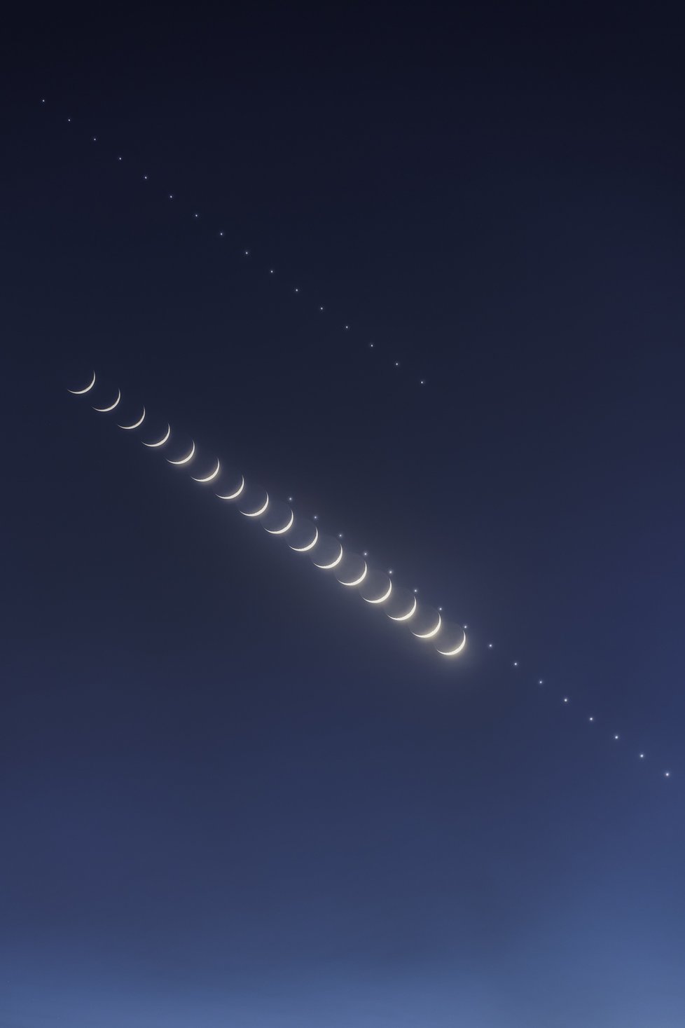 Rozfázovanou konjukci Jupitera, Venuše a Měsíce vyfotil Lukáš Gallo.