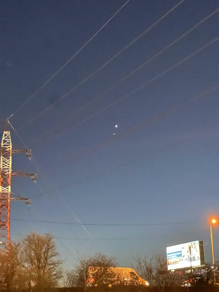 Jupiter se na obloze setkal s Venuší. V Praze setkání bylo vidět pouhým okem. (2. března 2023)