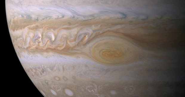 Srovnání planety Země (menší) s Jupiterem