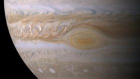 Srovnání planety Země (menší) s Jupiterem