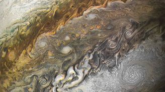 Rotace Jupiterovy Velké rudé skvrny se zrychluje