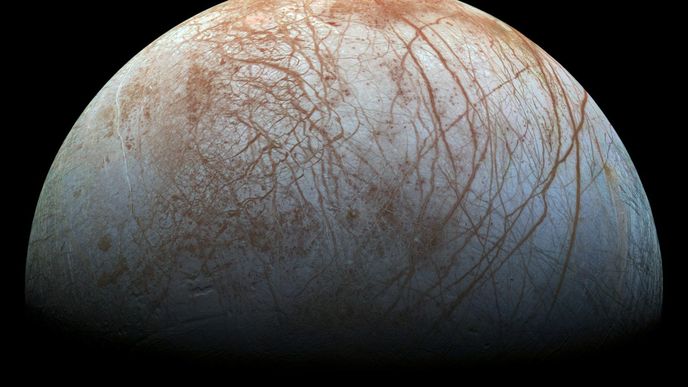 Jupiterův měsíc Europa. Nachází se pod ledovou krustou oceán kapalné vody?