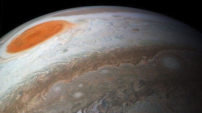 Sonda Juno opět fotila: Prohlédněte si nejnovější záběry Jupitera